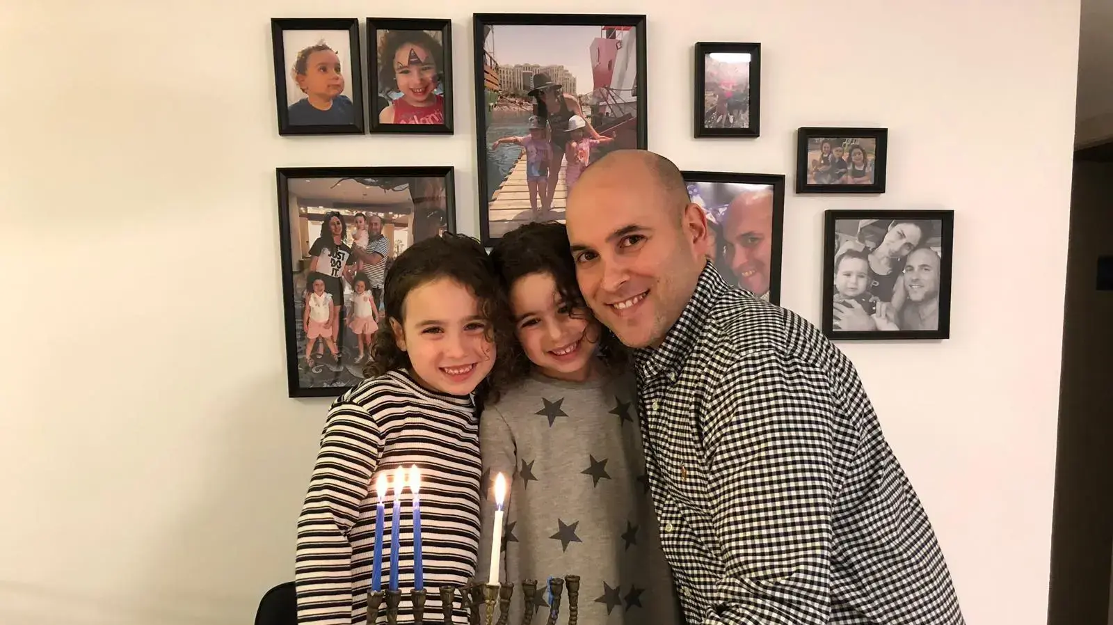 תמונה של משפחת שרוני עם החנוכייה תמונה של משפחת שרוני עם החנוכייה