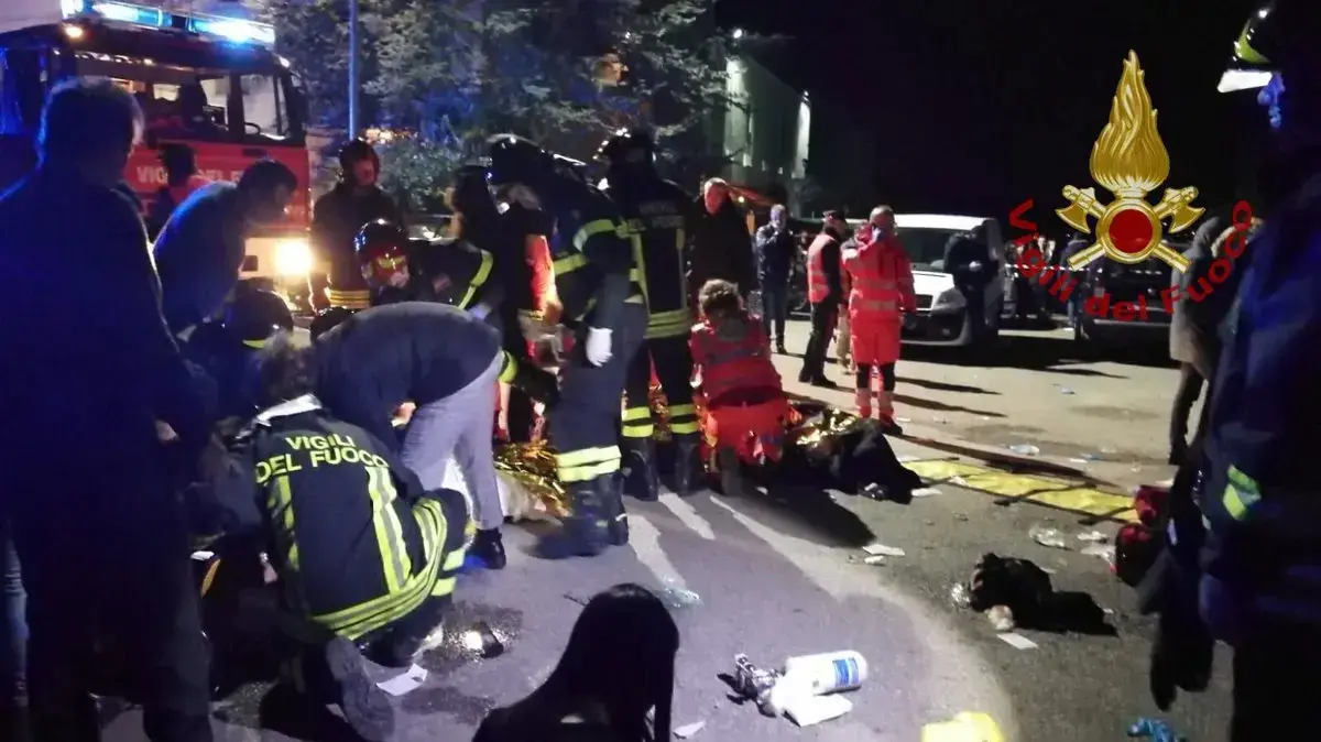 צוותי חירום מטפלים בנפגעים אחרי מנוסה המונית ממועדון, איטליה, 8 בדצמבר 2018 צוותי חירום מטפלים בנפגעים אחרי מנוסה המונית ממועדון, איטליה, 8 בדצמבר 2018