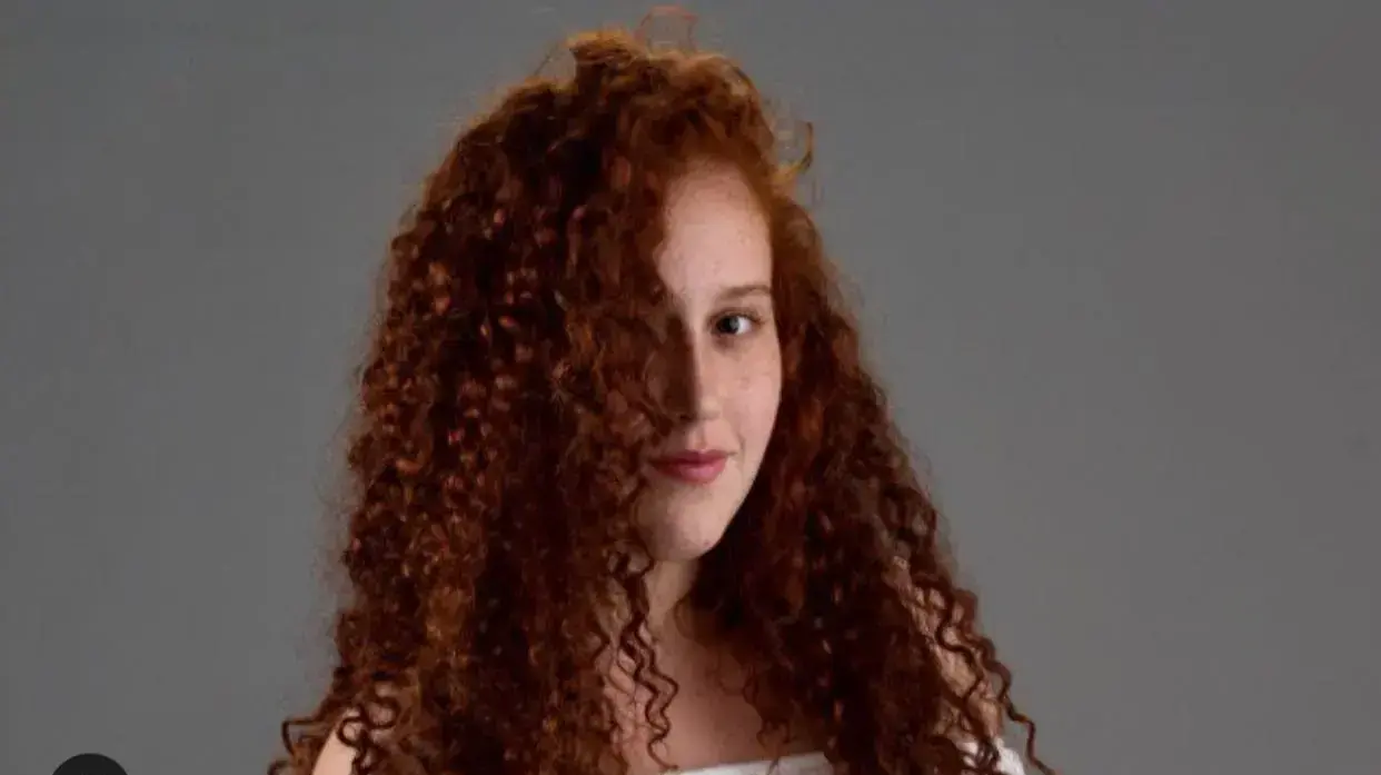 השיער שלי היה מה שייצג אותי, ג'ינג'ית עם תלתלים מדהימים. ומה עכשיו, כשהוא איננו? שירה אזיאלוס השיער שלי היה מה שייצג אותי, ג'ינג'ית עם תלתלים מדהימים. ומה עכשיו, כשהוא איננו? שירה אזיאלוס