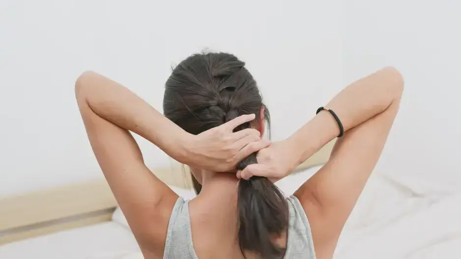 אישה קולעת לעצמה צמה אישה קולעת לעצמה צמה