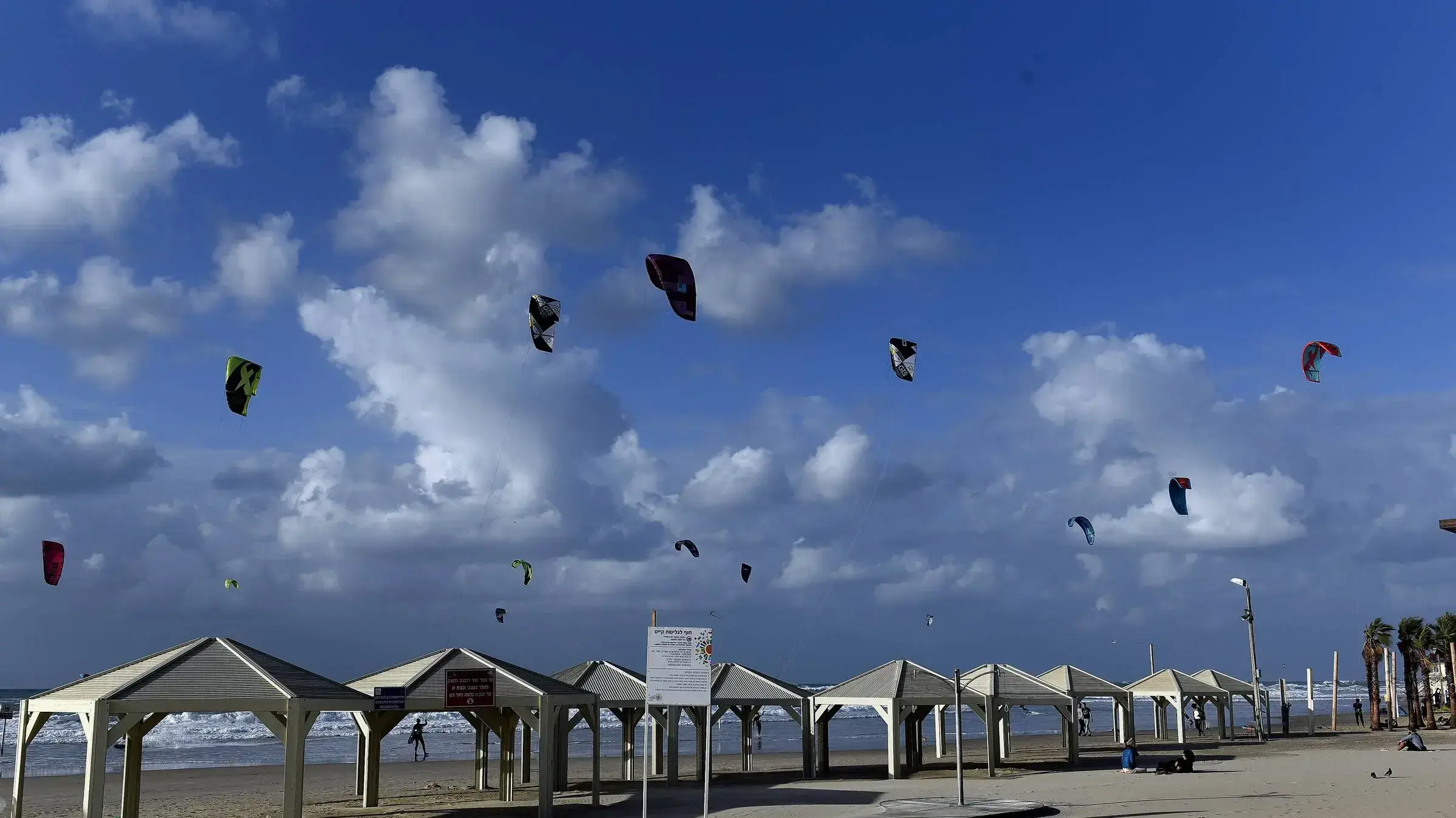 קייטסרפינג,גלישת עפיפונים באמצעות מצנח מיוחד ושימוש בכוח הרוח כדי לגלוש על גלשן קטן ממדים במים.צולם בחוף הים של ת"א, 12 בדצמבר 2018 קייטסרפינג,גלישת עפיפונים באמצעות מצנח מיוחד ושימוש בכוח הרוח כדי לגלוש על גלשן קטן ממדים במים.צולם בחוף הים של ת"א, 12 בדצמבר 2018