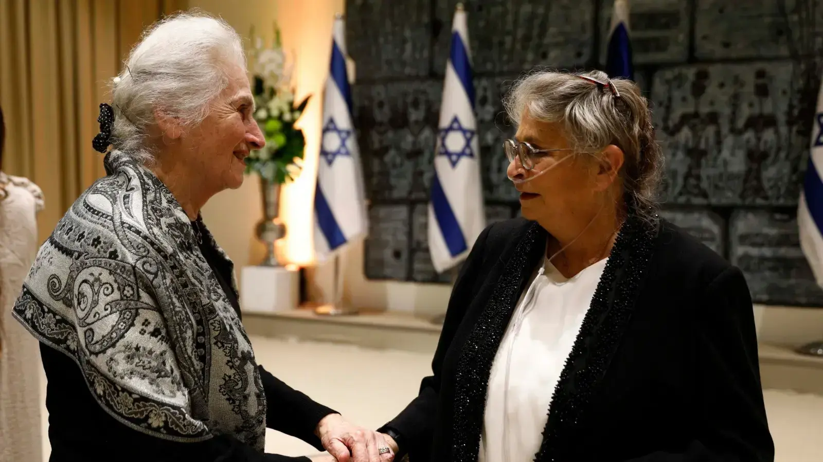 נחמה ריבלין מעניקה את פרס רעיית הנשיא לשירה עברית על שם ד"ר סימון גרדנר בבית הנשיא, 19.12.2018 נחמה ריבלין מעניקה את פרס רעיית הנשיא לשירה עברית על שם ד"ר סימון גרדנר בבית הנשיא, 19.12.2018