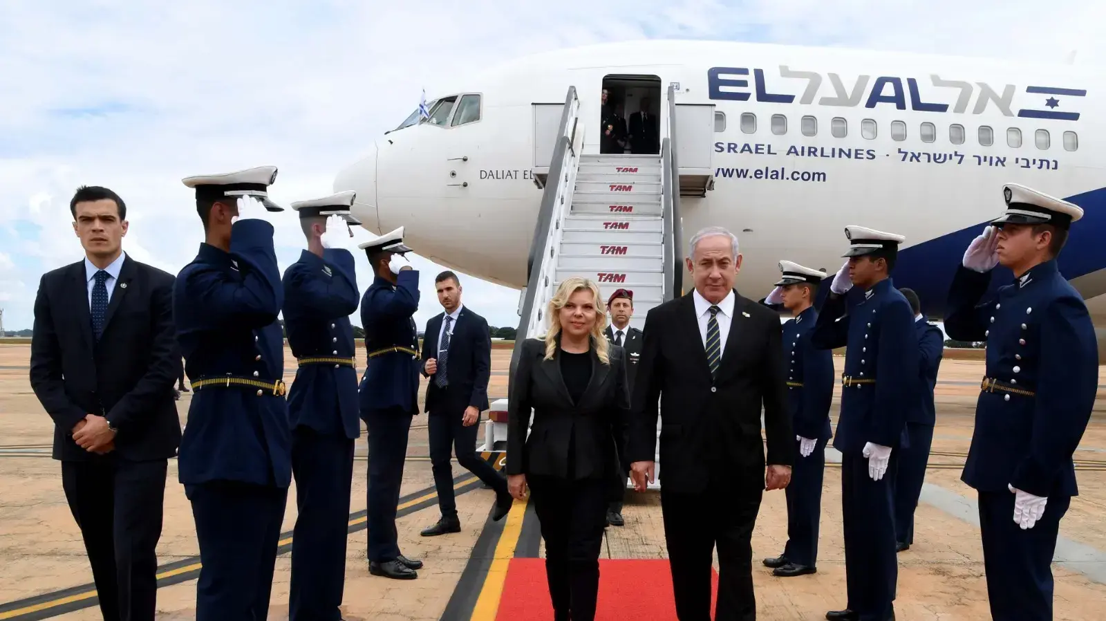 ראש הממשלה בנימין נתניהו נוחת בברזיליה, ברזיל, ומתקבל ע"י משמר כבוד 1 בינואר 2019
ראש הממשלה בנימין נתניהו נוחת בברזיליה, ברזיל, ומתקבל ע"י משמר כבוד 1 בינואר 2019