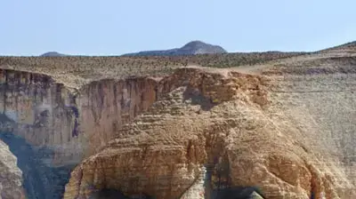 מטיילים בשדה בוקר בנגב