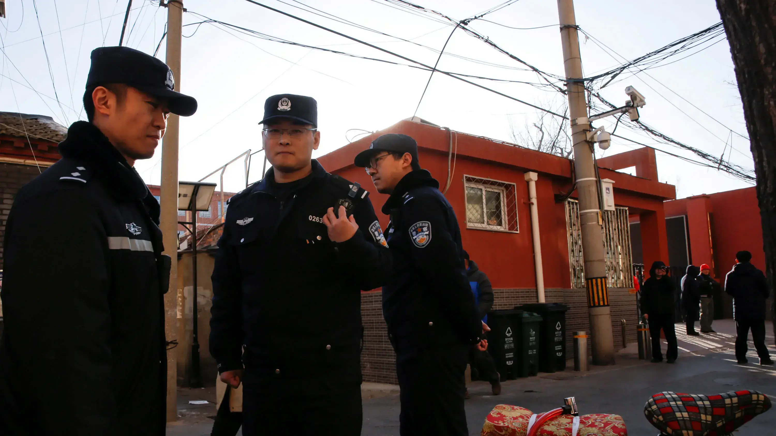 כוחות משטרה מחוץ לזירת התקיפה בבית ספר בבייג'ינג לאחר ששרת בבית ספר יסודי נכנס עם פטיש לכיתה והיכה בילדים שהיו בשיעור 8 בינואר 2019
כוחות משטרה מחוץ לזירת התקיפה בבית ספר בבייג'ינג לאחר ששרת בבית ספר יסודי נכנס עם פטיש לכיתה והיכה בילדים שהיו בשיעור 8 בינואר 2019