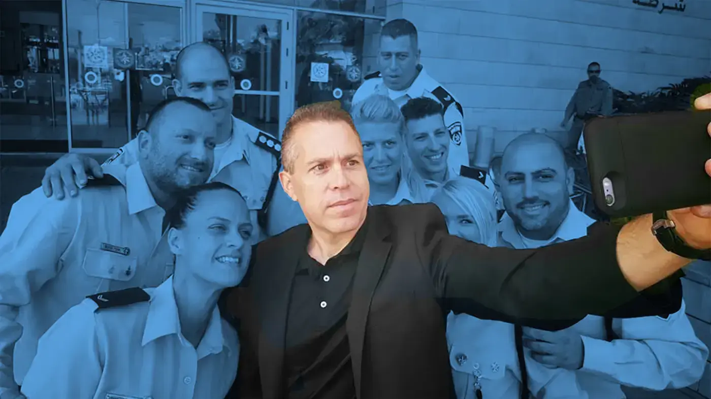 השר גלעד ארדן עם כוכבי סדרת הטלוויזיה "כחולים". אוקטובר 2016 השר גלעד ארדן עם כוכבי סדרת הטלוויזיה "כחולים". אוקטובר 2016