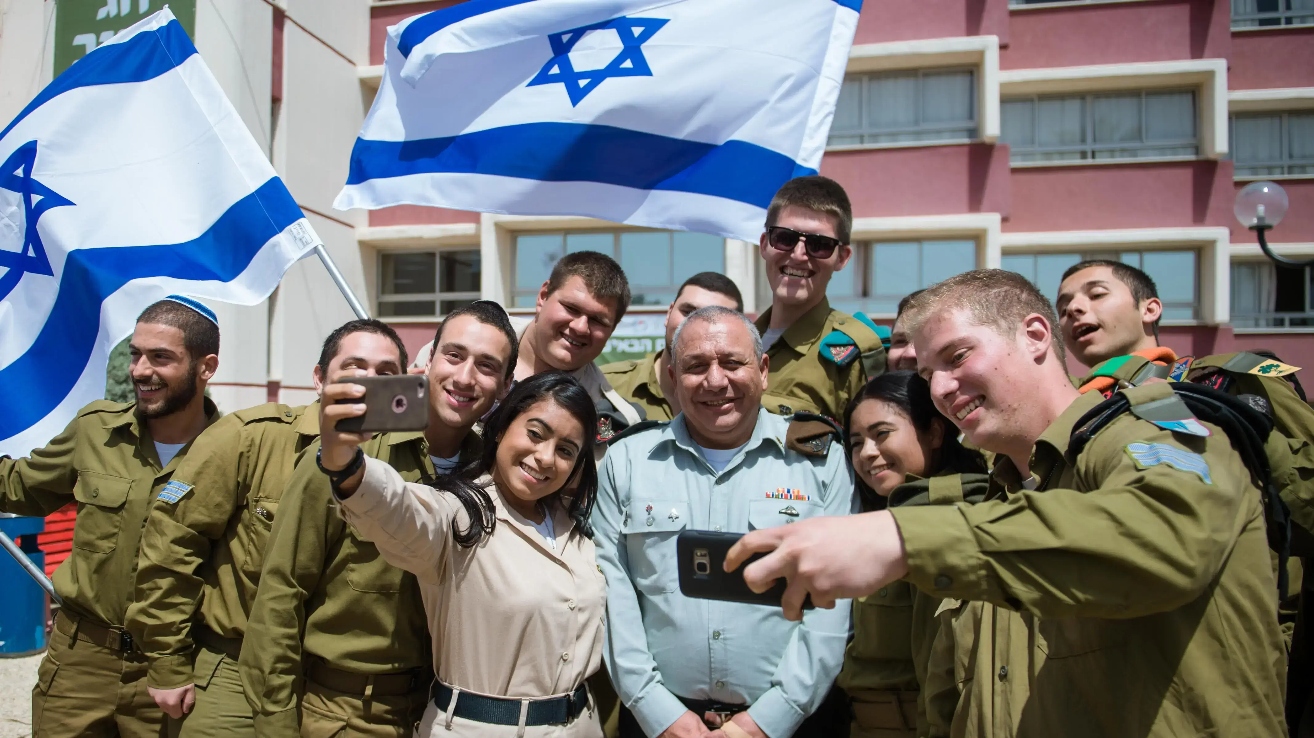 הרמטכ"ל גדי איזנקוט עם חיילים בודדים בכפר הנופש אולגה בערב חג הפסח הרמטכ"ל גדי איזנקוט עם חיילים בודדים בכפר הנופש אולגה בערב חג הפסח