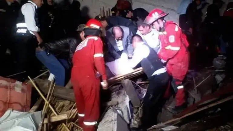פינוי נפגעים ממלון שקרס חלקית בשל מפולת בוץ, פרו, 27 בינואר 2019 פינוי נפגעים ממלון שקרס חלקית בשל מפולת בוץ, פרו, 27 בינואר 2019