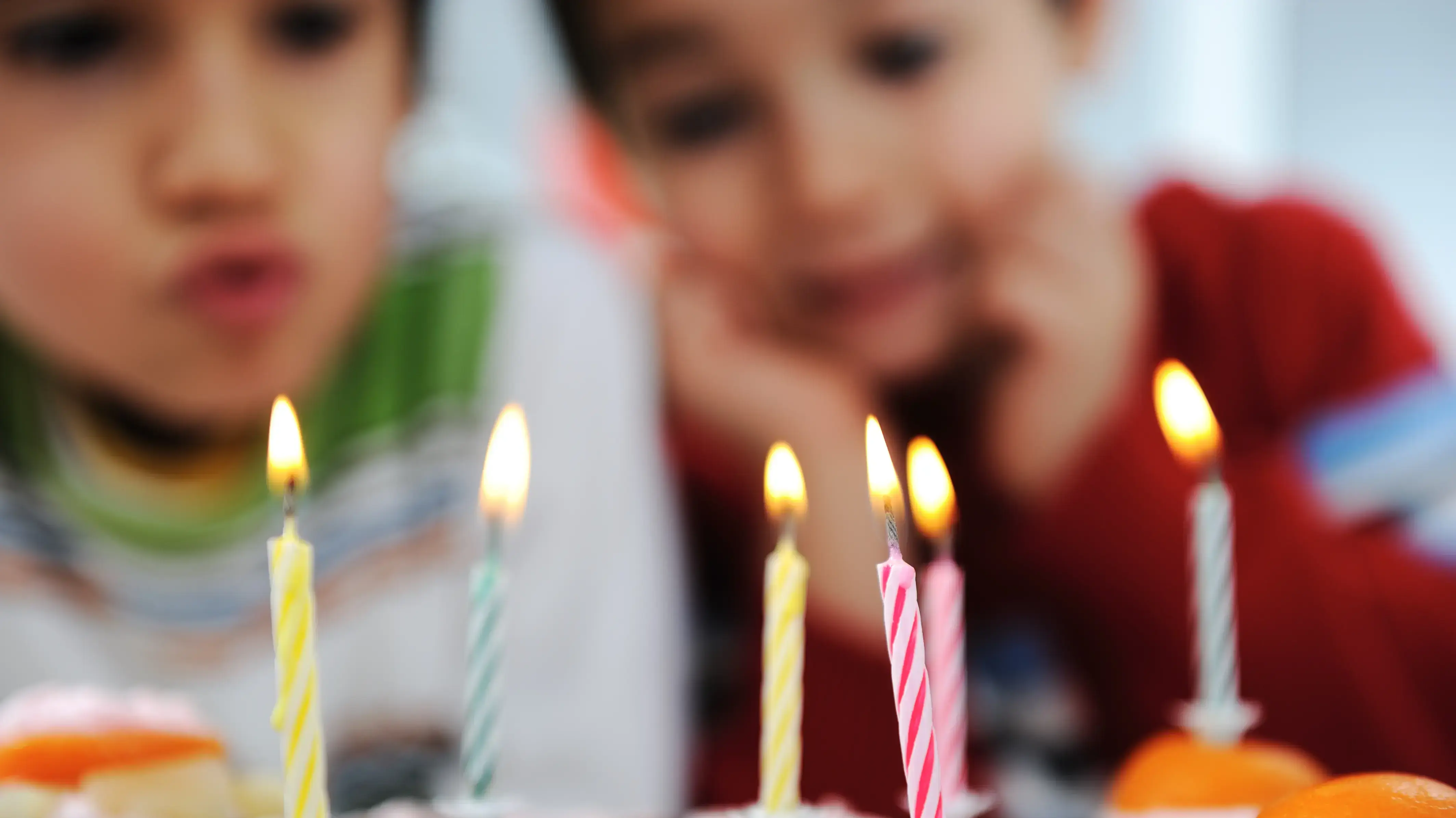 ילדים חוגגים מסיבת יום הולדת ילדים חוגגים מסיבת יום הולדת