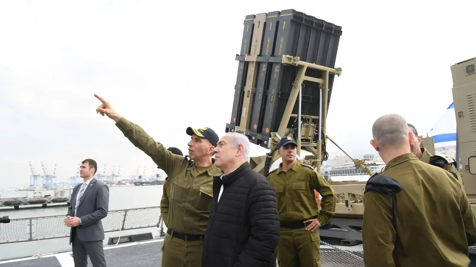 ראש הממשלה ושר הביטחון בנימין נתניהו במהלך ביקור בבסיס חיל הים בחיפה 12 בפברואר 2019 ראש הממשלה ושר הביטחון בנימין נתניהו במהלך ביקור בבסיס חיל הים בחיפה 12 בפברואר 2019
