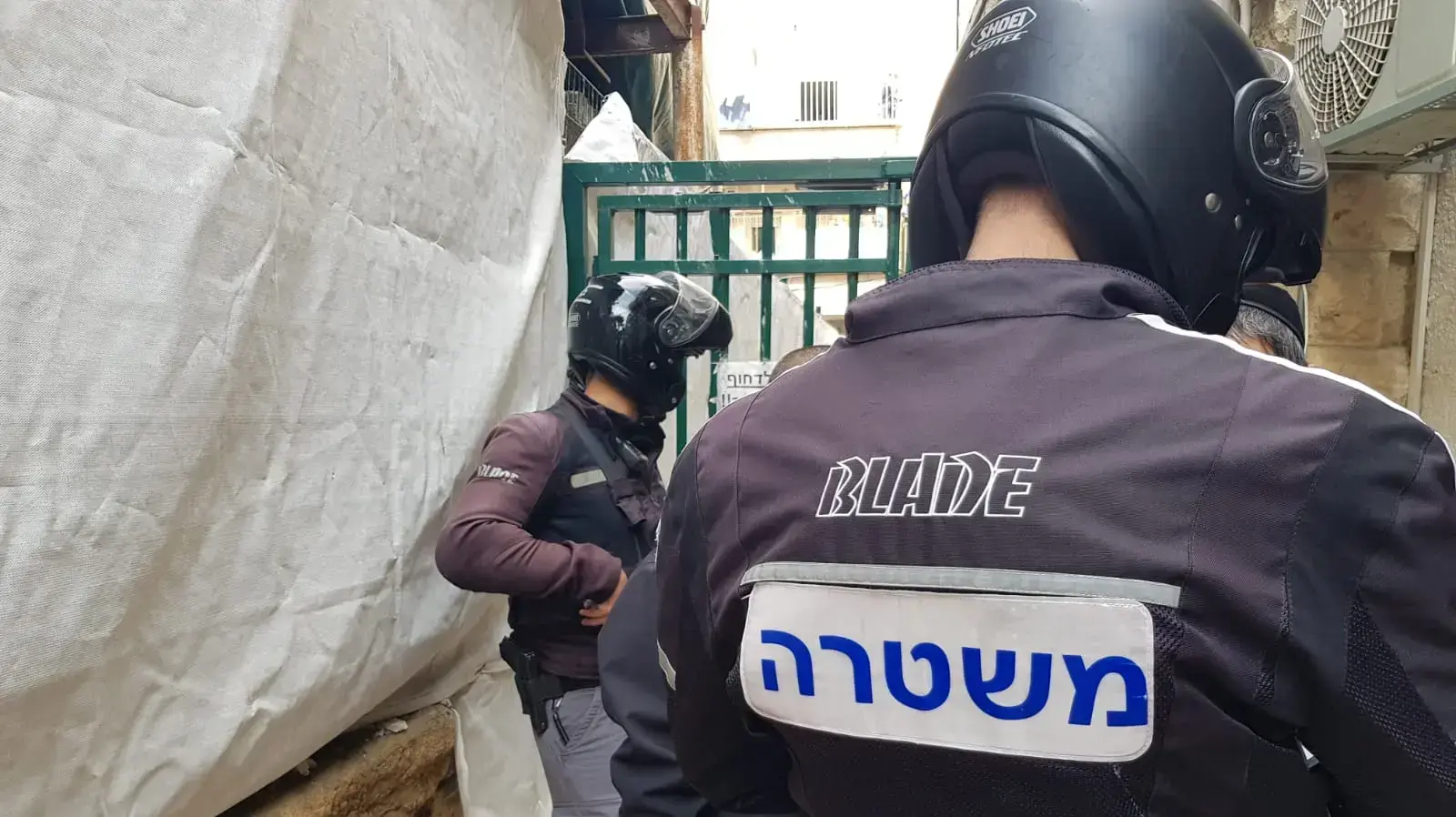 נערה נפלה על מוט ברזל ברחוב דוד ילין ירושלים נערה נפלה על מוט ברזל ברחוב דוד ילין ירושלים