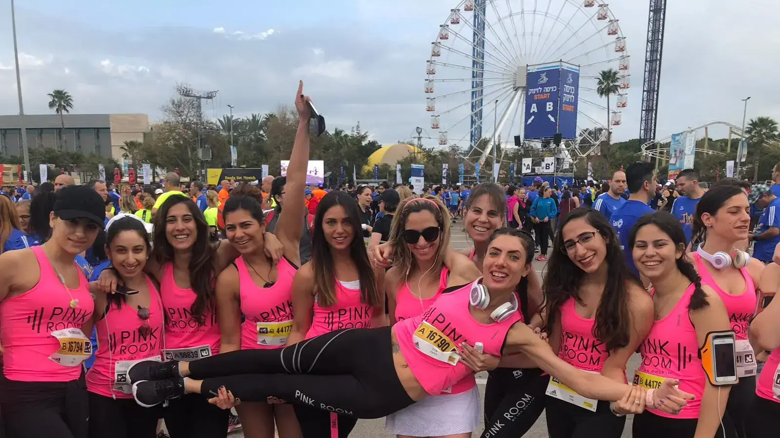 ככה נראות מי שהתכוננו מראש. אירה דולפין והמתאמנות שלה במרתון תל אביב הקודם ככה נראות מי שהתכוננו מראש. אירה דולפין והמתאמנות שלה במרתון תל אביב הקודם
