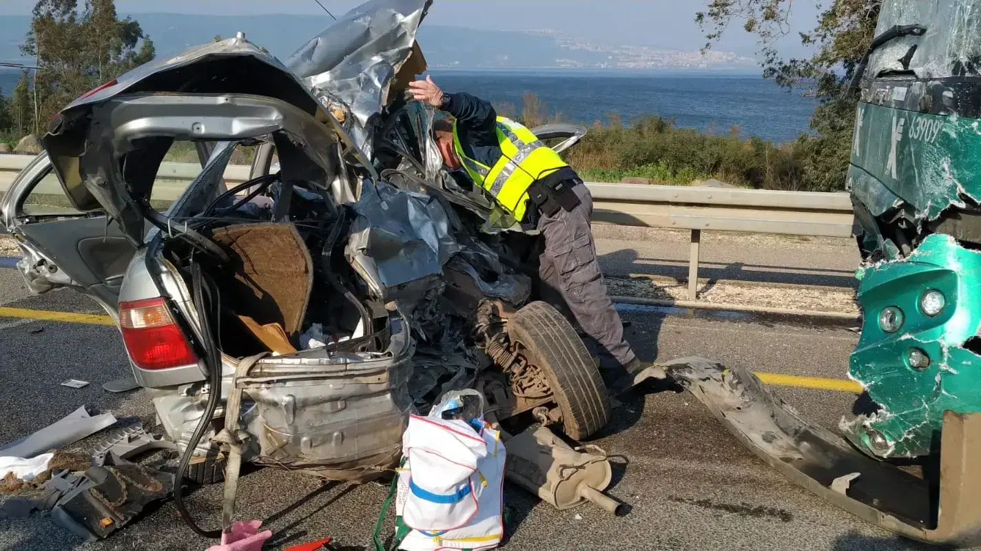 תאונת דרכים חזיתית בין אוטובוס לרכב פרטי בכביש 92 בסמוך לעין גב , פברואר 2019 תאונת דרכים חזיתית בין אוטובוס לרכב פרטי בכביש 92 בסמוך לעין גב , פברואר 2019