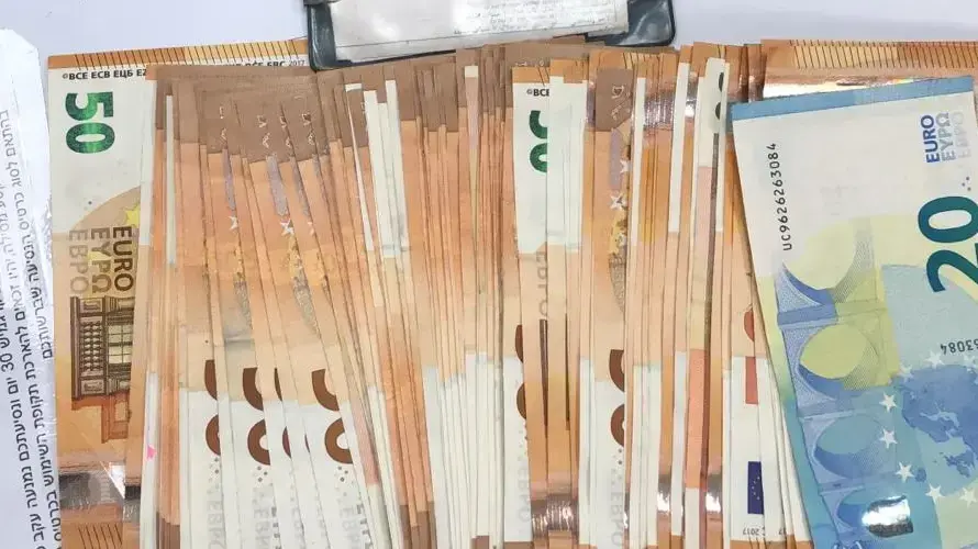 זוג הקשישים מצרפת איבד 4,200 אירו שהיו מיועדים לחתונת נכדם ברכבת מהקריות, מנהל המשמרת בתחנת חיפה מרכז השמונה יצא למבצע חיפוש והחזיר את האבידה
זוג הקשישים מצרפת איבד 4,200 אירו שהיו מיועדים לחתונת נכדם ברכבת מהקריות, מנהל המשמרת בתחנת חיפה מרכז השמונה יצא למבצע חיפוש והחזיר את האבידה
