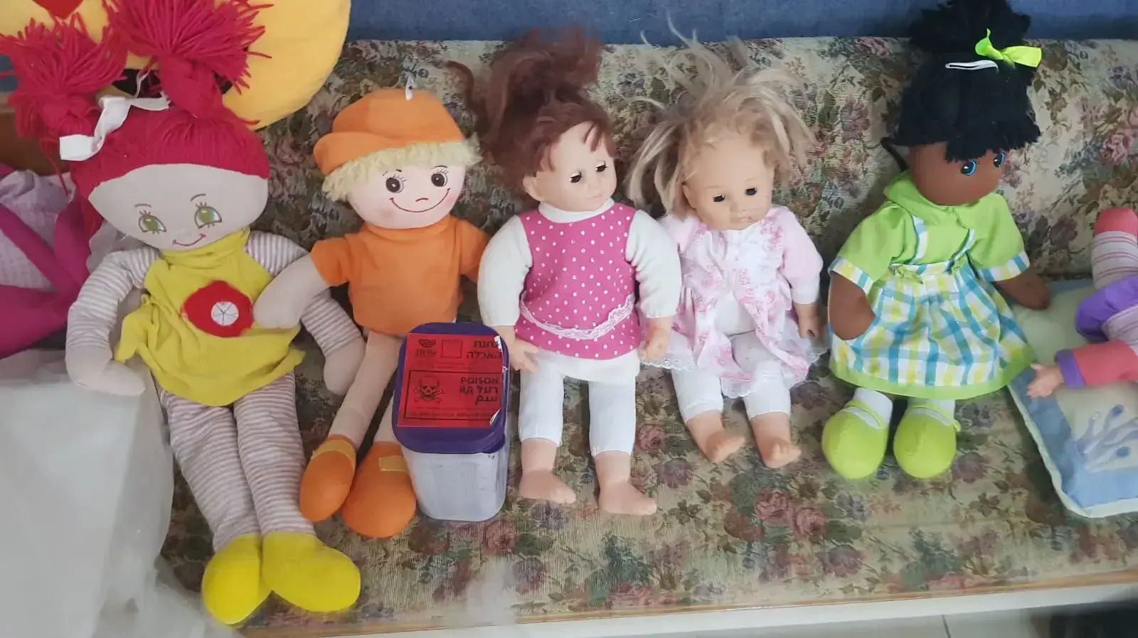 מדביר השאיר בגן ילדים קופסת מזון לתינוקות ובתוכה חומר הדברה נגד מכרסמים מדביר השאיר בגן ילדים קופסת מזון לתינוקות ובתוכה חומר הדברה נגד מכרסמים