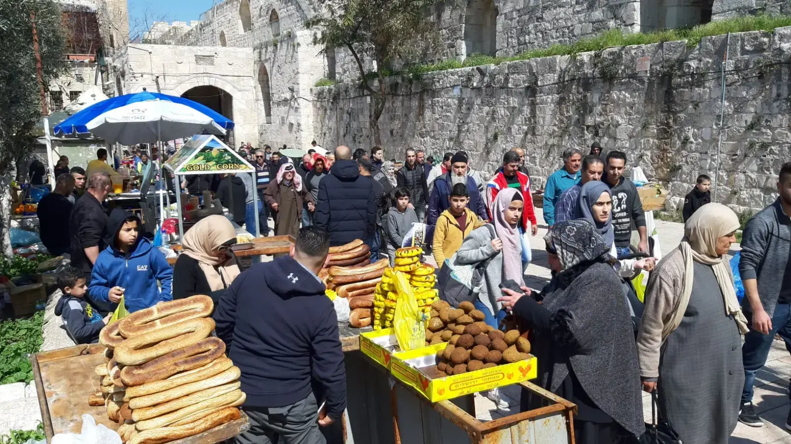 מתפללים ערבים בשער האריות בירושלים - היום 8/3 מתפללים ערבים בשער האריות בירושלים - היום 8/3