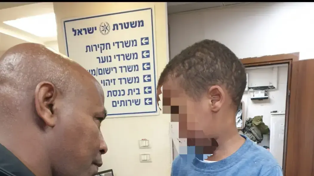 ילד בן 3 הובא לתחנת המשטרה בחדרה ע"י אזרח שמצא אותו בצידי כביש 4, מרץ 2019
ילד בן 3 הובא לתחנת המשטרה בחדרה ע"י אזרח שמצא אותו בצידי כביש 4, מרץ 2019