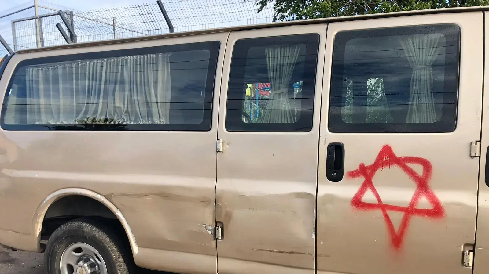 חשד לפשע שנאה בירושלים: בשכונת הגבעה הצרפתית דווח על 28 כלי רכב שצמיגיהם נוקבו ורוססו כתובות בעברית , מרץ 2019