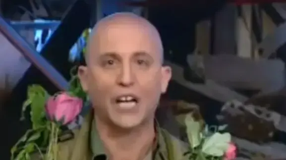 כועס. דמותו של נפתלי בנט ב'ארץ נהדרת' כועס. דמותו של נפתלי בנט ב'ארץ נהדרת'