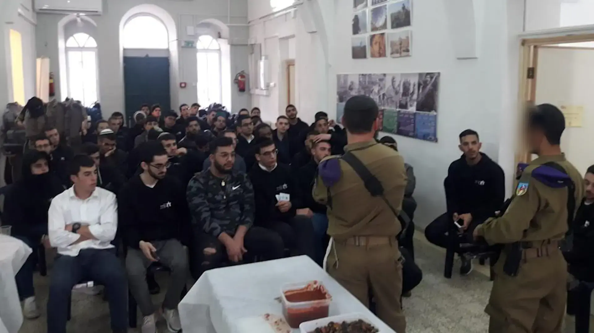 לוחם בחטיבת גבעתי שירה במחבל בחברון מרצה בפני צעירים חרדים לוחם בחטיבת גבעתי שירה במחבל בחברון מרצה בפני צעירים חרדים