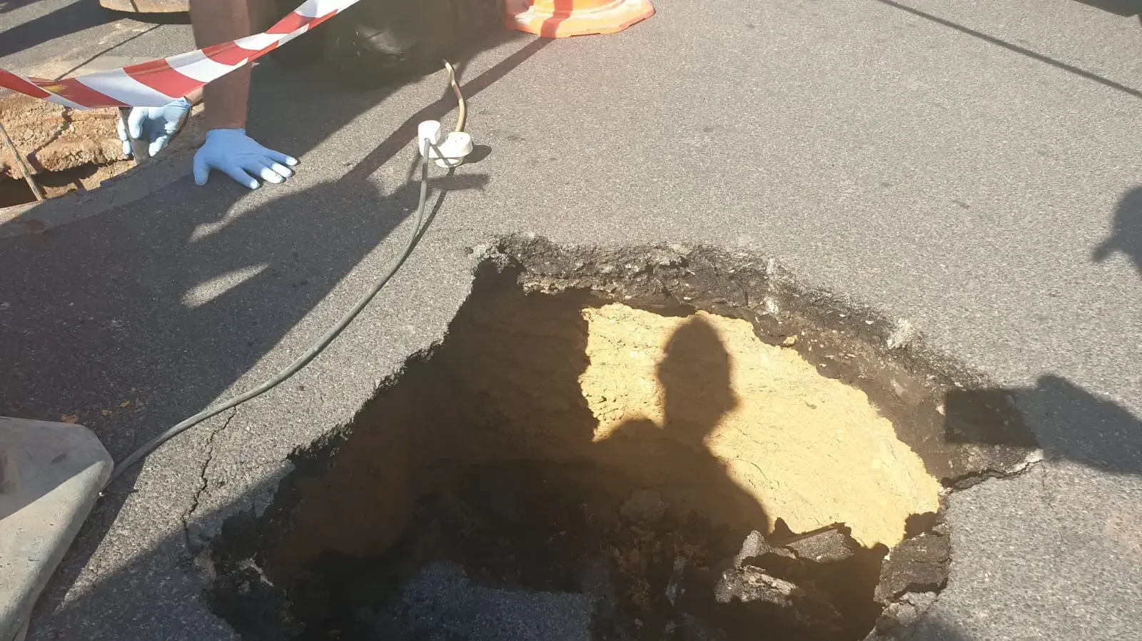 בור גדול שנפער ברחוב הירקון בת"א 3 באפריל 2019 בור גדול שנפער ברחוב הירקון בת"א 3 באפריל 2019