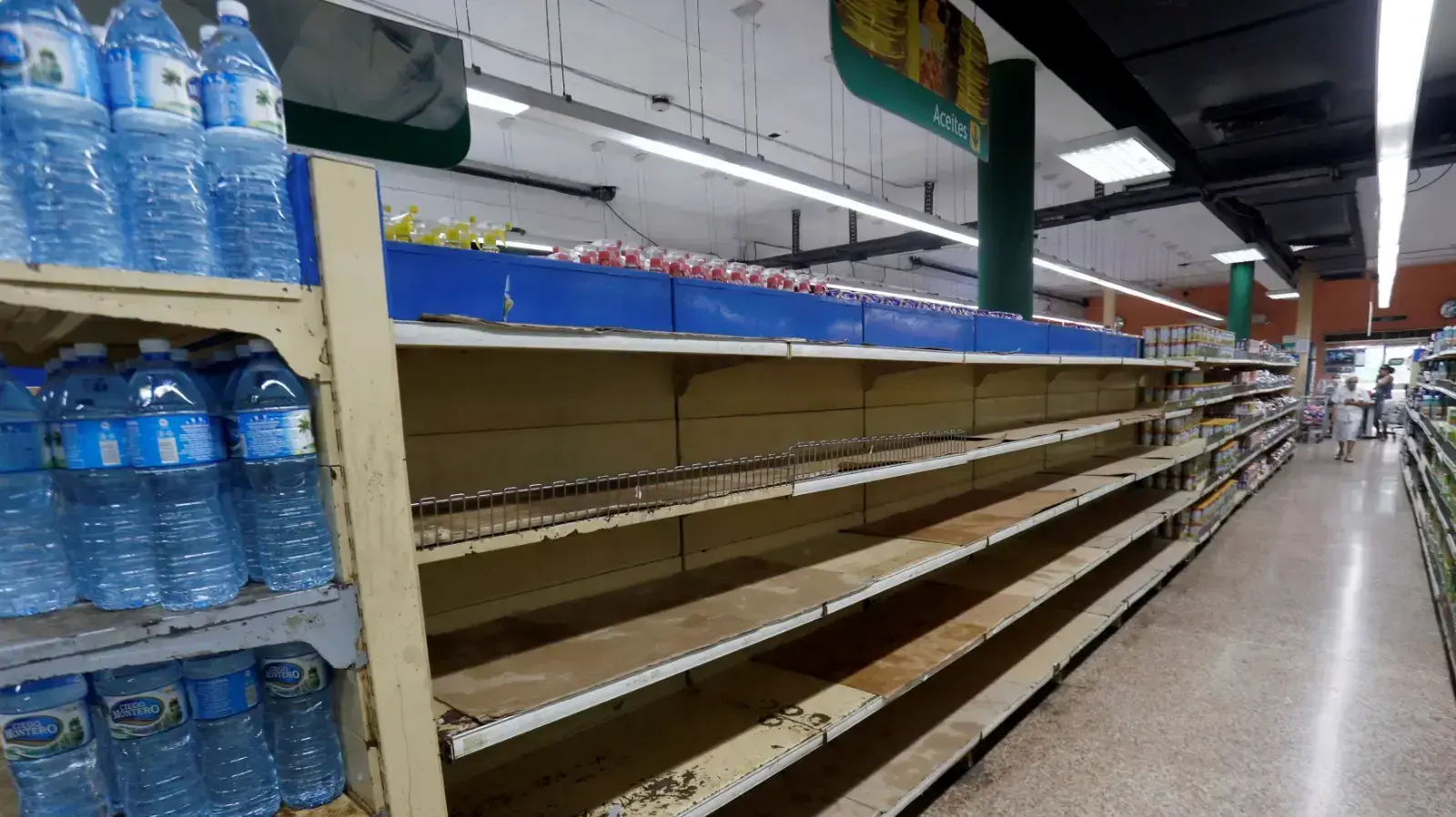 מדף ריק בסופרמרקט בבירת קובה, הוואנה, 4 באפריל 2019 מדף ריק בסופרמרקט בבירת קובה, הוואנה, 4 באפריל 2019