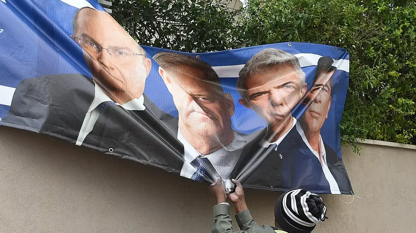 הורדת שלטי כחול לבן, ראש העין, 10 באפריל 2019 הורדת שלטי כחול לבן, ראש העין, 10 באפריל 2019