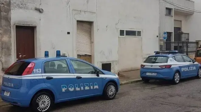 ניידות משטרה מחוץ לבית בדרום איטליה, אפריל 2019 ניידות משטרה מחוץ לבית בדרום איטליה, אפריל 2019