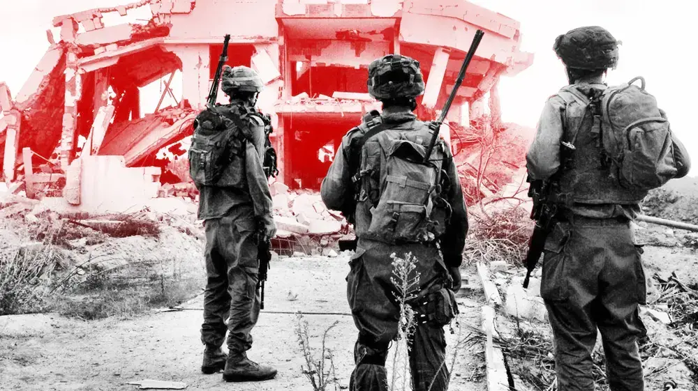 לוחמים על רקע המרפאה ההרוסה לוחמים על רקע המרפאה ההרוסה
