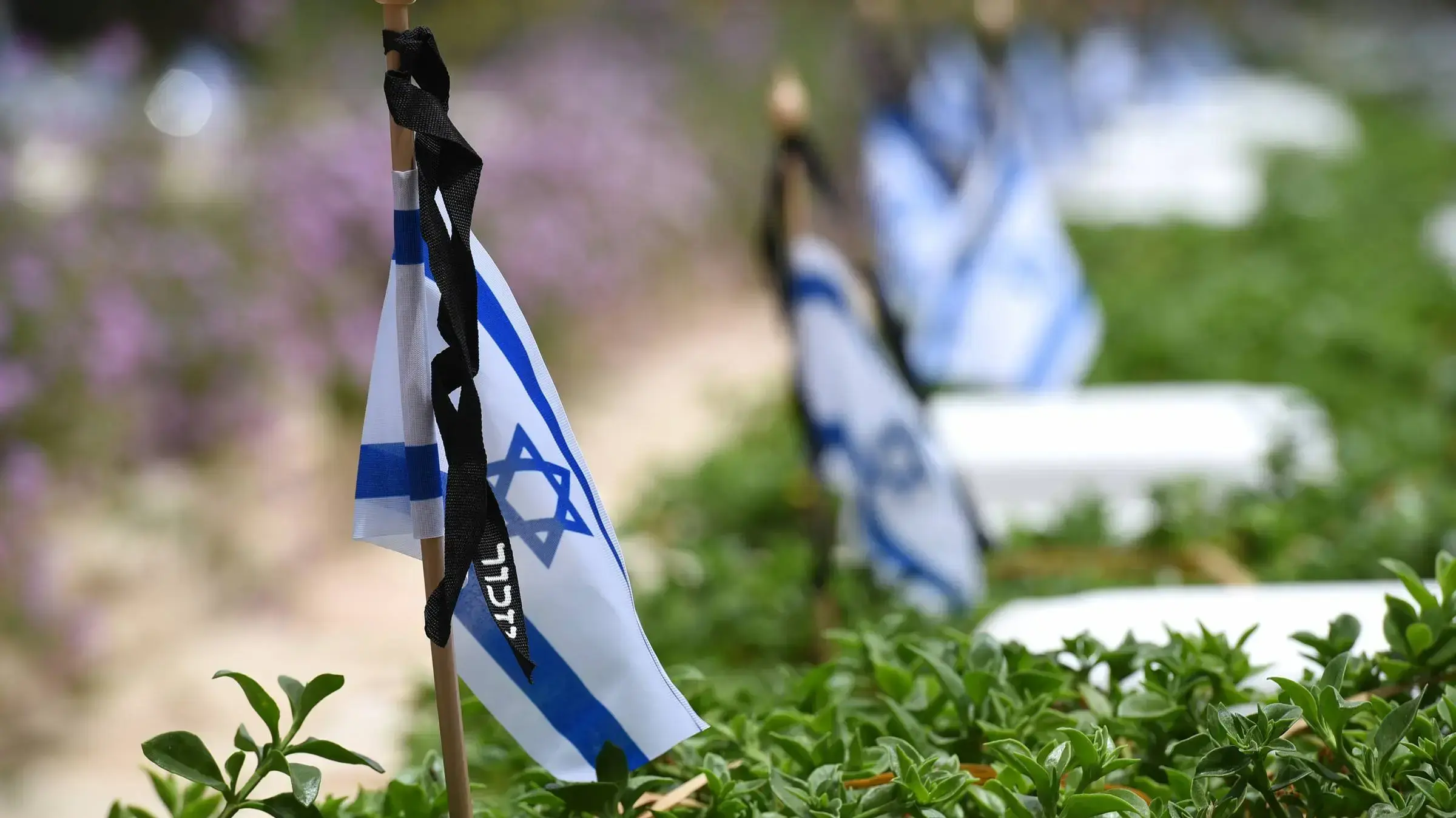 קרית שאול-לקראת יום הזכרון לחללי צה"ל, הכנות בבית עלמין
בקרית שאול ובנחלת יצחק, 7 במאי 2019 קרית שאול-לקראת יום הזכרון לחללי צה"ל, הכנות בבית עלמין
בקרית שאול ובנחלת יצחק, 7 במאי 2019
