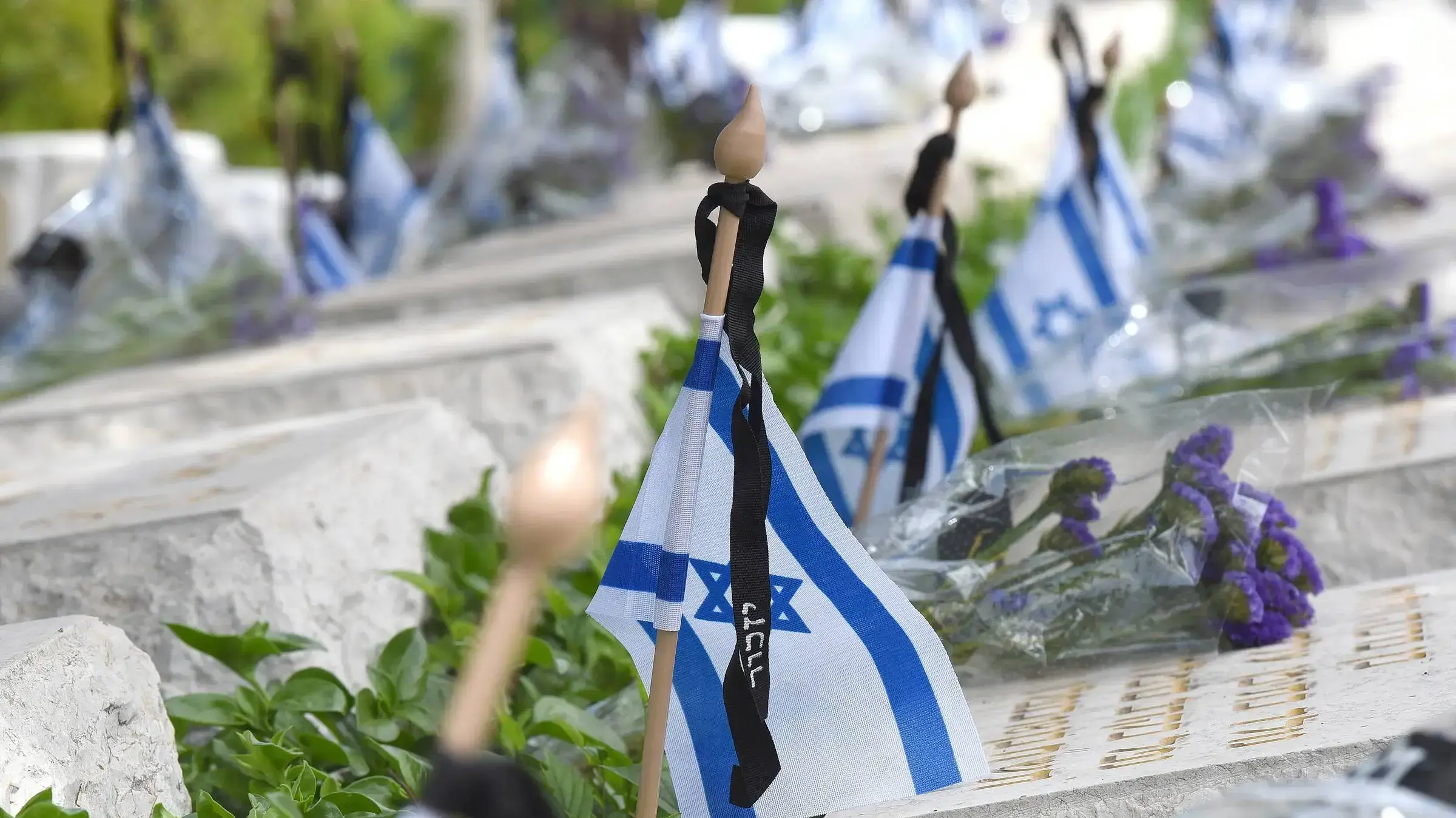 קרית שאול-לקראת יום הזכרון לחללי צה"ל, הכנות בבית עלמין
בקרית שאול ובנחלת יצחק, 7 במאי 2019 קרית שאול-לקראת יום הזכרון לחללי צה"ל, הכנות בבית עלמין
בקרית שאול ובנחלת יצחק, 7 במאי 2019