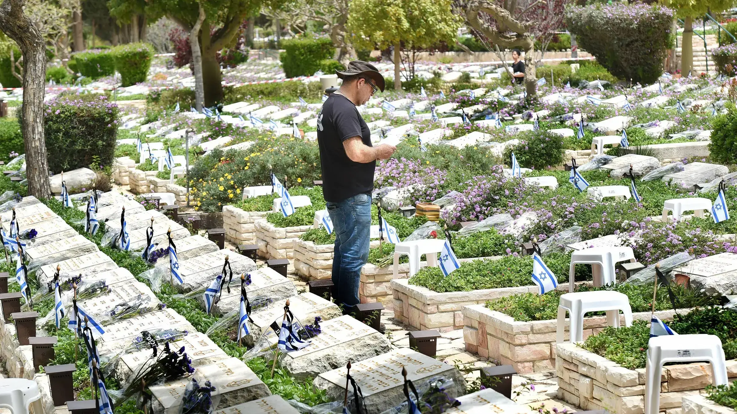 -לקראת יום הזכרון לחללי צה"ל, הכנות בבית עלמין
בקרית שאול ובנחלת יצחק, 7 במאי 2019 -לקראת יום הזכרון לחללי צה"ל, הכנות בבית עלמין
בקרית שאול ובנחלת יצחק, 7 במאי 2019