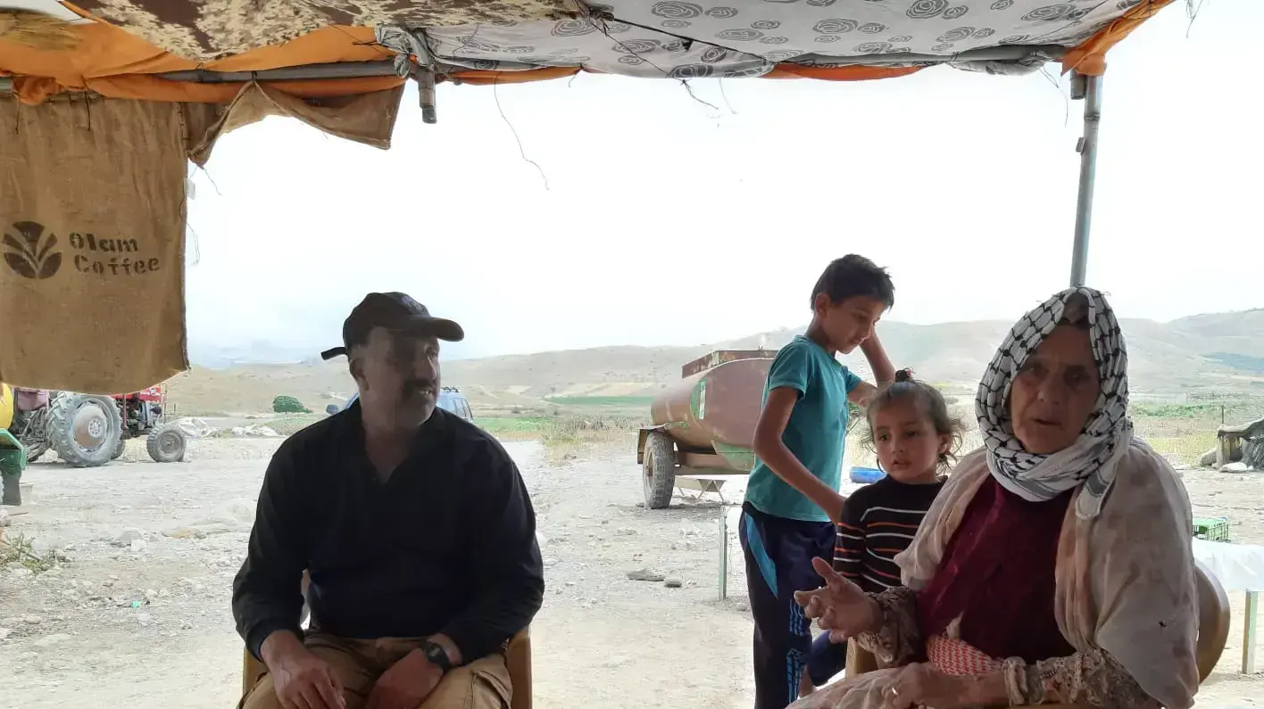 מופידה דרארמה, בנה ונכדיה, רועי צאן פלסטינים בצפון בקעת הירדן שמתלוננים על אלימות מופידה דרארמה, בנה ונכדיה, רועי צאן פלסטינים בצפון בקעת הירדן שמתלוננים על אלימות
