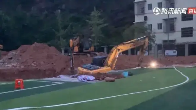 מסלול הריצה בבית הספר שינחואנג, בה נמצאו שרידיו של המורה בסין. 22 ביוני 2019 מסלול הריצה בבית הספר שינחואנג, בה נמצאו שרידיו של המורה בסין. 22 ביוני 2019