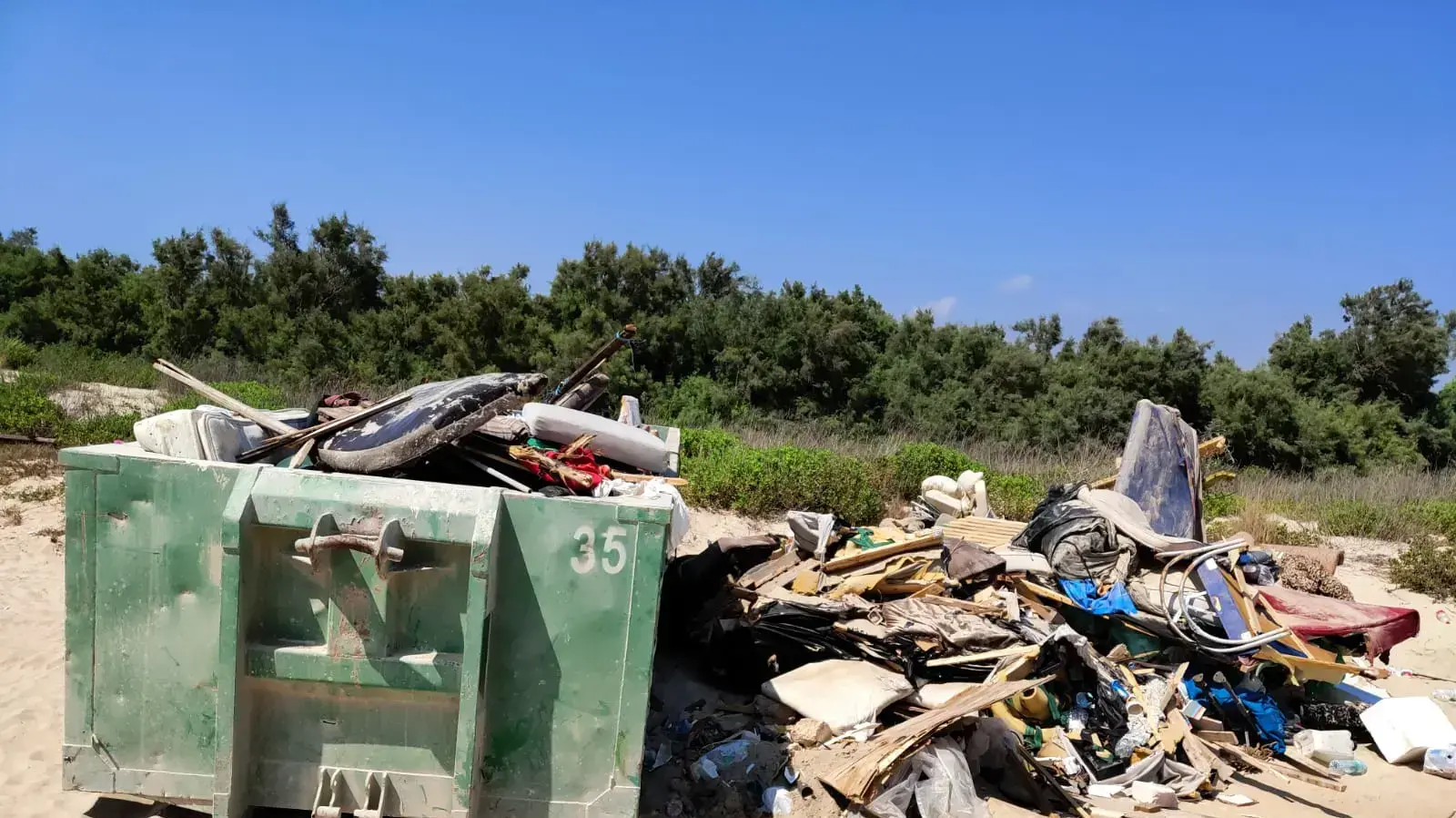 הזבל והדברים מן המאהלים שנזרקו בפח בחוף. 10 ביולי 2019 הזבל והדברים מן המאהלים שנזרקו בפח בחוף. 10 ביולי 2019