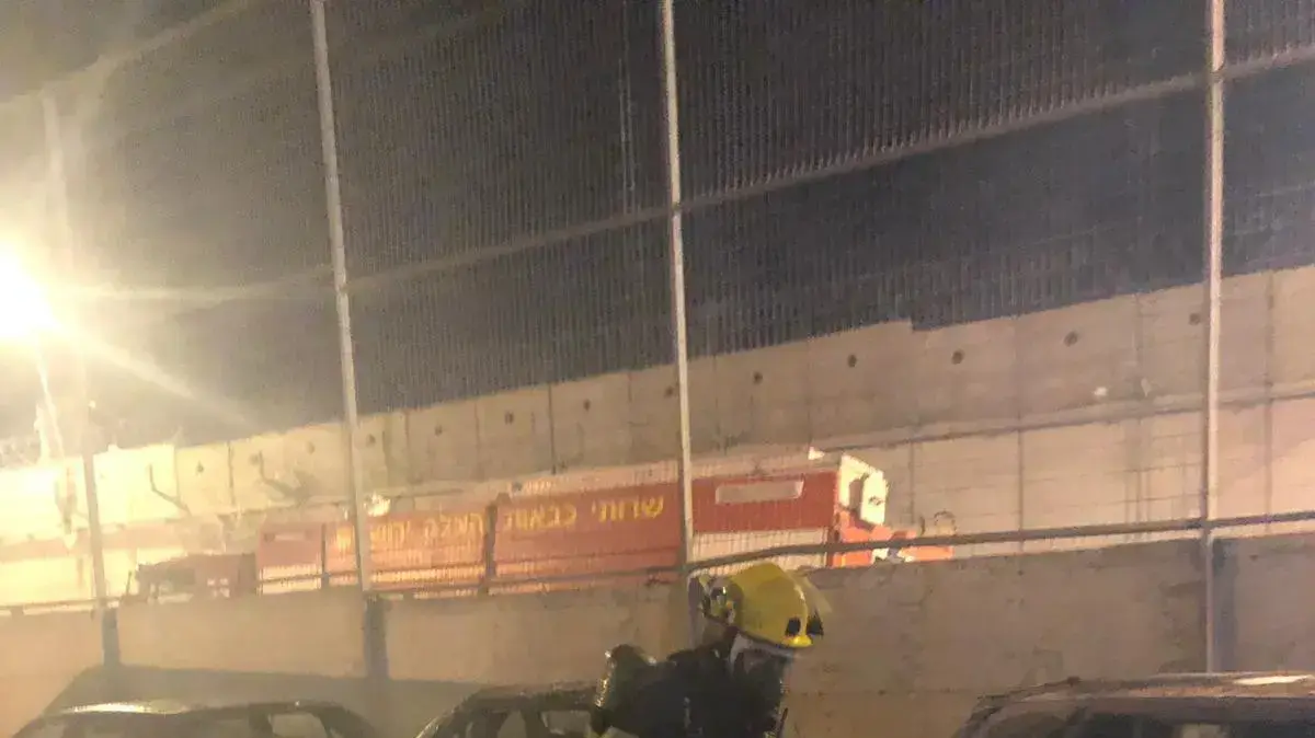 רכבים הוצתו ככל הנראה מבקבוקי תבערה מבסיס ליד עטרות בירושלים רכבים הוצתו ככל הנראה מבקבוקי תבערה מבסיס ליד עטרות בירושלים
