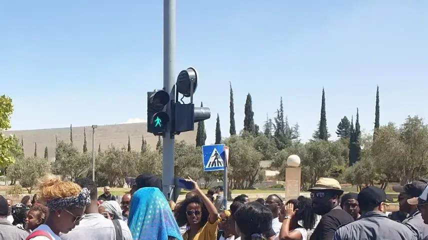 הפגנת בני העדה האתיופית ופעילים נגד אלימות המשטרה כעת בצומת בית המשפט העליון בירושלים 15 ביווני 2019 