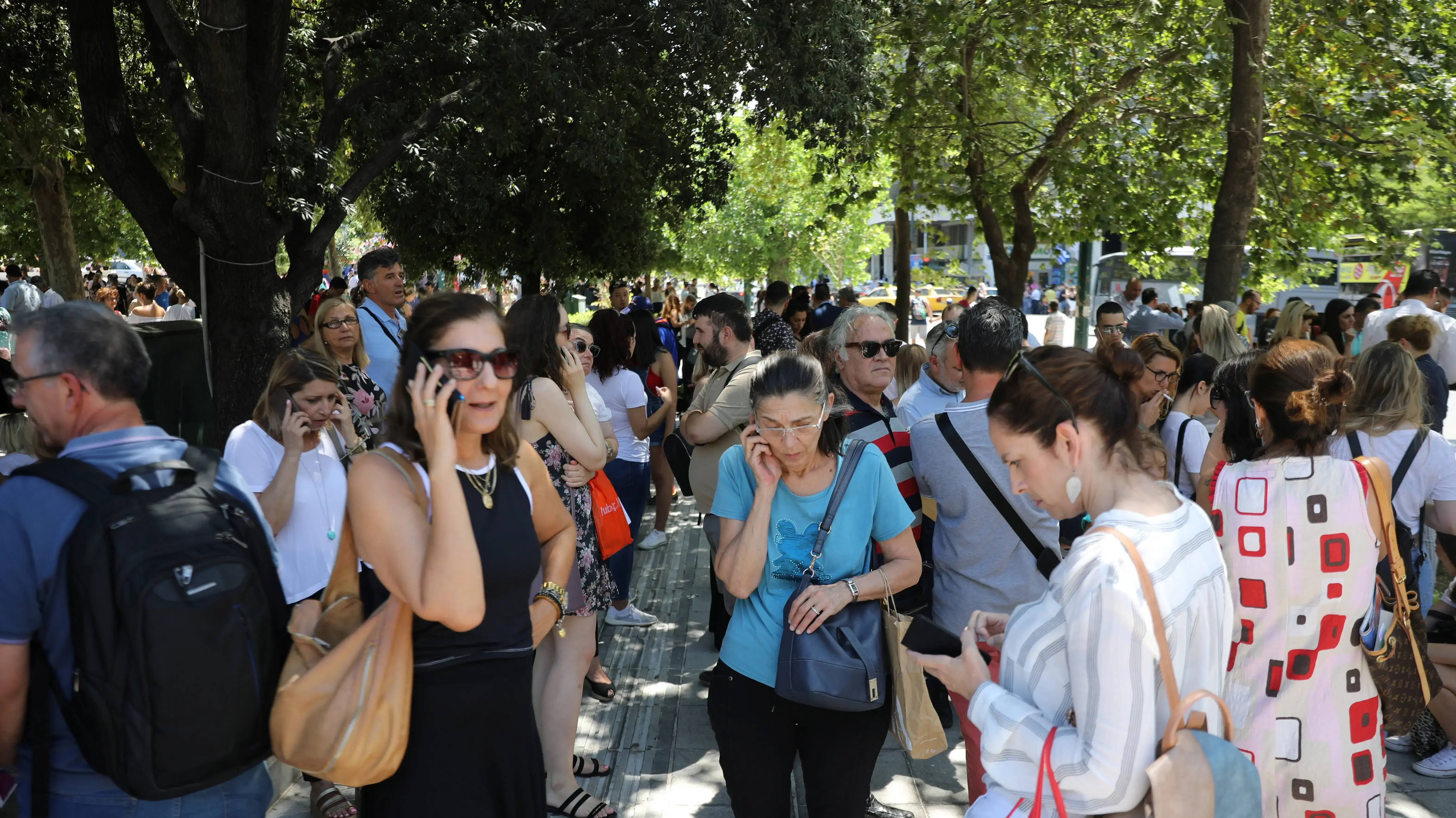אנשים מתאספים בכיכר סטינטגמה במרכזית באתונה אחרי רעידת האדמה ב-19 ביולי 2019