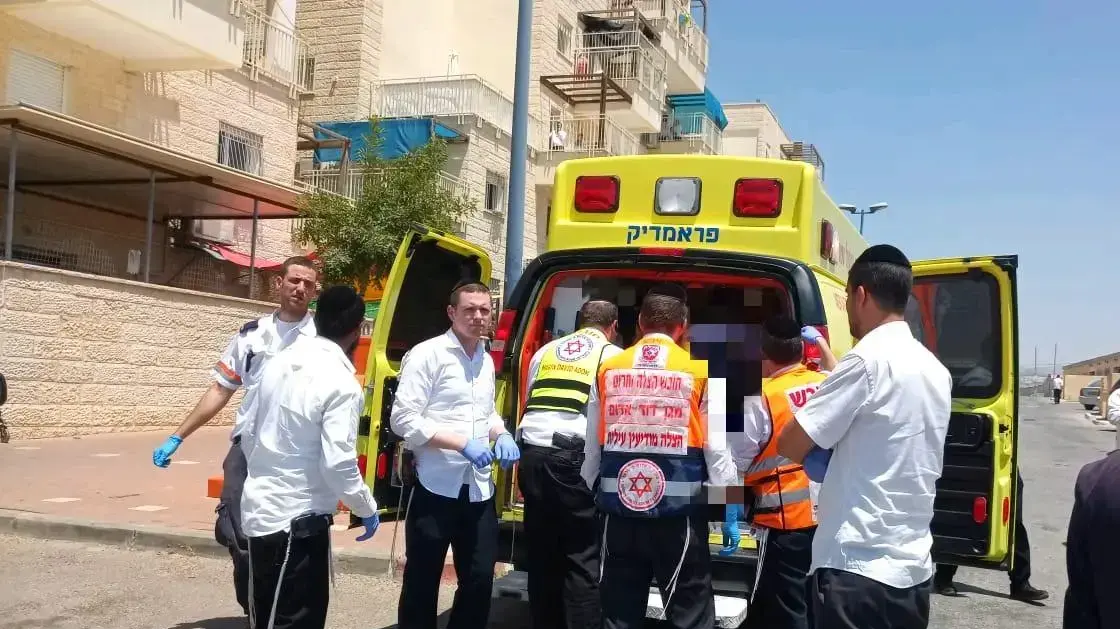 צוותי מד"א במודיעין עילית במקום בו נשכח ברכב תינוק בן חצי שנה, 22 ביולי 2019 צוותי מד"א במודיעין עילית במקום בו נשכח ברכב תינוק בן חצי שנה, 22 ביולי 2019