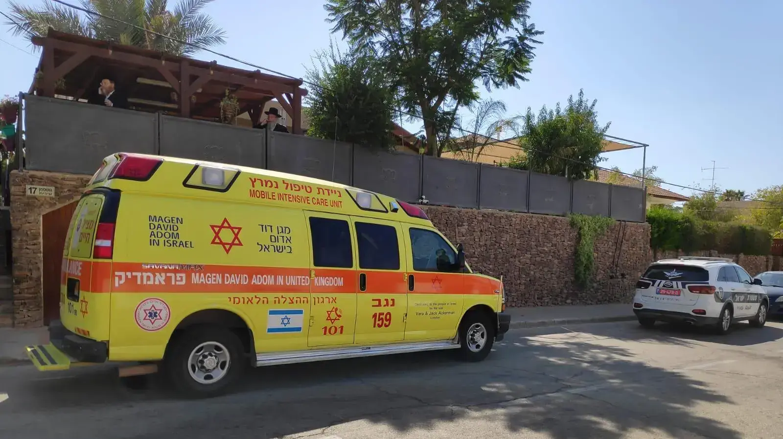 אמבולנס מחוץ לביתו של פעוט בן שנה וחצי שמת בערד, 23 ביולי 2019 אמבולנס מחוץ לביתו של פעוט בן שנה וחצי שמת בערד, 23 ביולי 2019