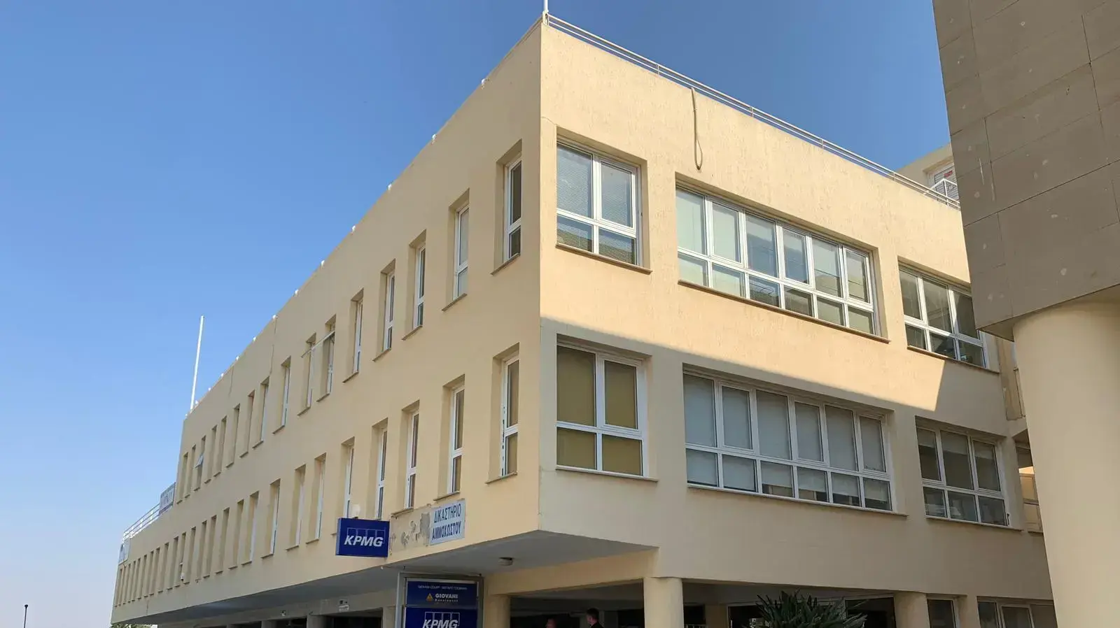 בית המשפט בקפריסין בו יוארך מעצרם של החשודים באונס התיירת