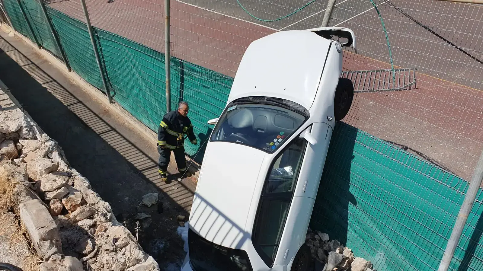 רכב שחצה גדר ונפל ממצוק בגובה ארבעה מטרים לכיוון מועדון הספורט מכבי חיפה, 15.08.2019 רכב שחצה גדר ונפל ממצוק בגובה ארבעה מטרים לכיוון מועדון הספורט מכבי חיפה, 15.08.2019