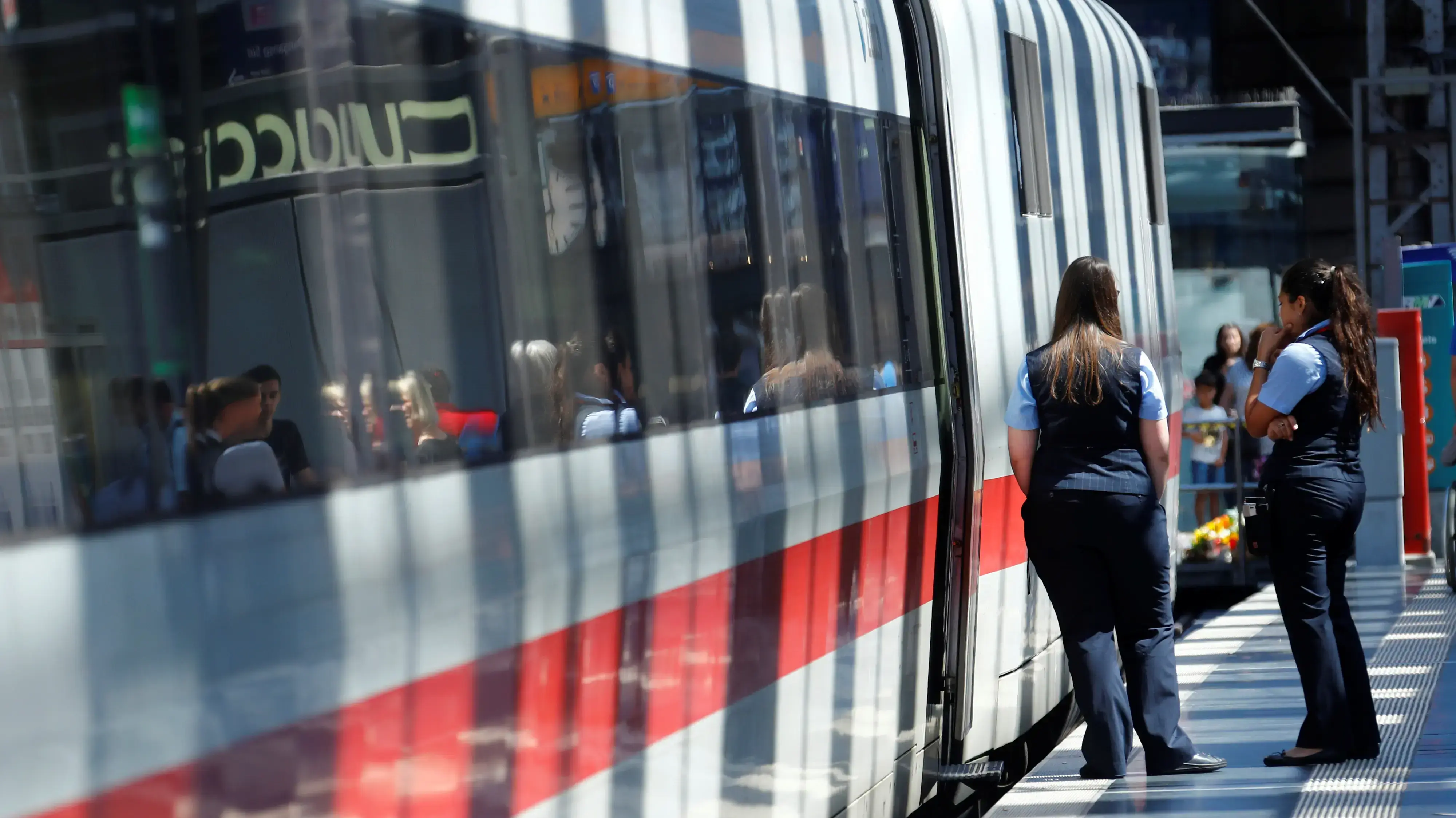 עובדות חברת "דויטשה באן" ליד רכבת - פרנקפורט, גרמניה, 30 ביולי 2019 עובדות חברת "דויטשה באן" ליד רכבת - פרנקפורט, גרמניה, 30 ביולי 2019
