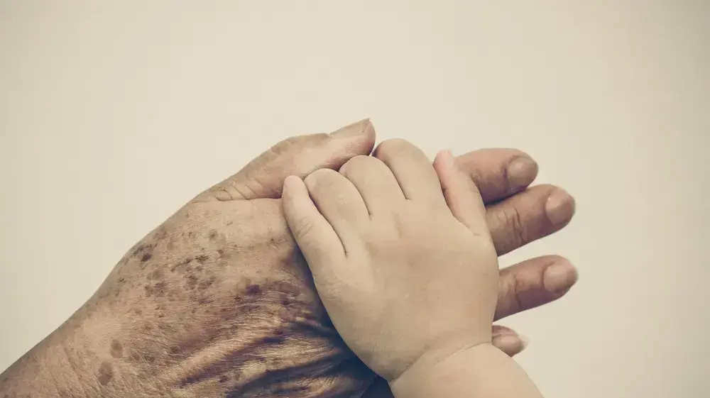מוכר לכם? יד של ילד אוחזת יד עם סימני גיל מכובדים מוכר לכם? יד של ילד אוחזת יד עם סימני גיל מכובדים