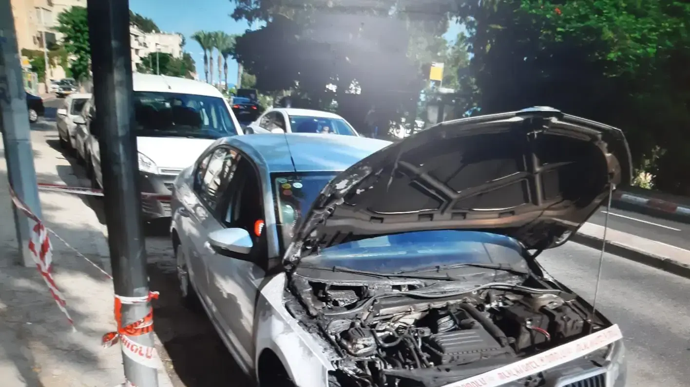 מכוניתו של הרופא מחיפה שהוצתה. זאת לאחר שהתחילת השבוע נורה מחוץ לביתו מכוניתו של הרופא מחיפה שהוצתה. זאת לאחר שהתחילת השבוע נורה מחוץ לביתו