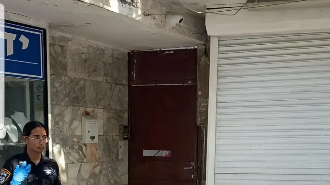 אלמוני בן 40 חשוד שפרץ לדירה בחיפה, הופתע מדיירי הבית ניסה להימלט ונפל אל מותו מקומה שלישית אלמוני בן 40 חשוד שפרץ לדירה בחיפה, הופתע מדיירי הבית ניסה להימלט ונפל אל מותו מקומה שלישית