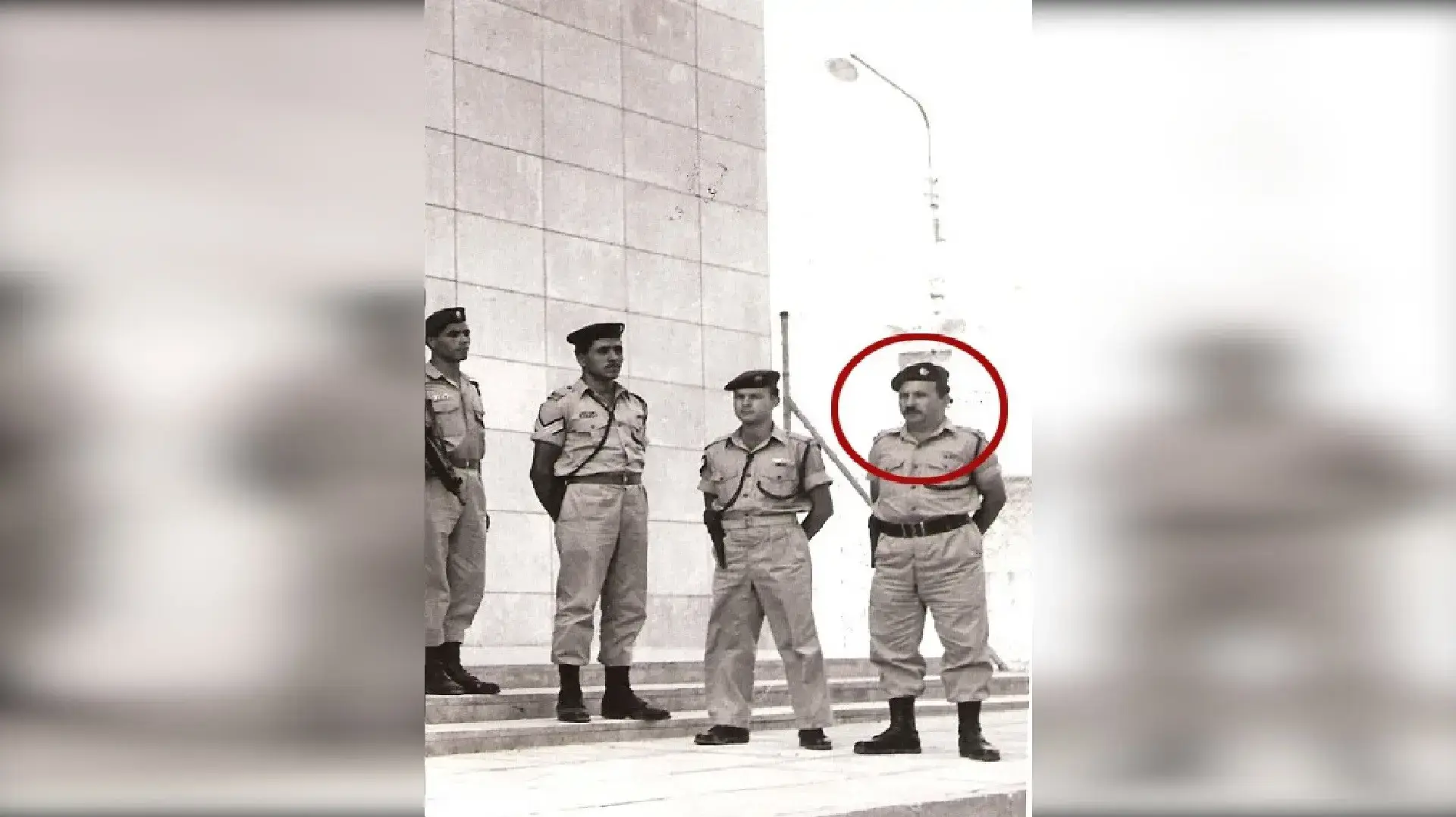 זוסמן (הכי מימין, עם שפם) והלוחמים של יחידת האבטחה (לשכה 06) מחוץ לבית המשפט זוסמן (הכי מימין, עם שפם) והלוחמים של יחידת האבטחה (לשכה 06) מחוץ לבית המשפט