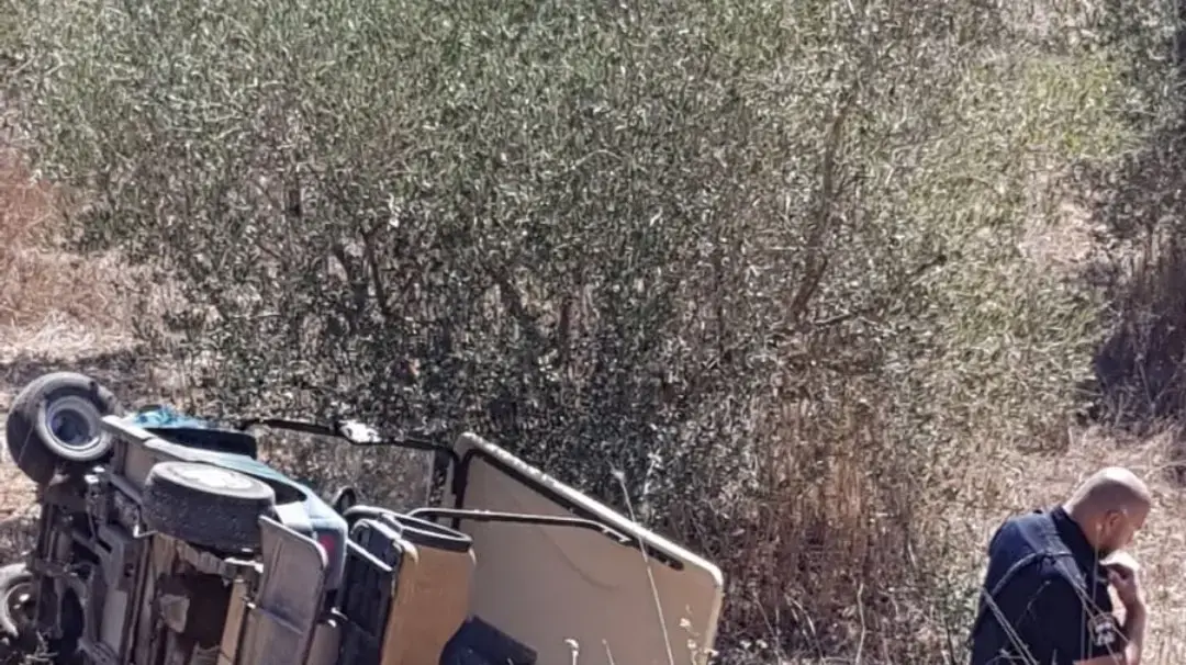 קלנועית הנוסעים שהידרדרה לוואדי בבית העלמין בנוף הגליל קלנועית הנוסעים שהידרדרה לוואדי בבית העלמין בנוף הגליל