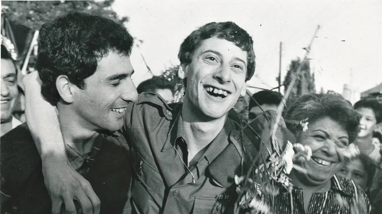 יוסי גרוף שבוי ישראל משתחרר בעיסקת ג'יבריל 7 במאי 1985
יוסי גרוף שבוי ישראל משתחרר בעיסקת ג'יבריל 7 במאי 1985