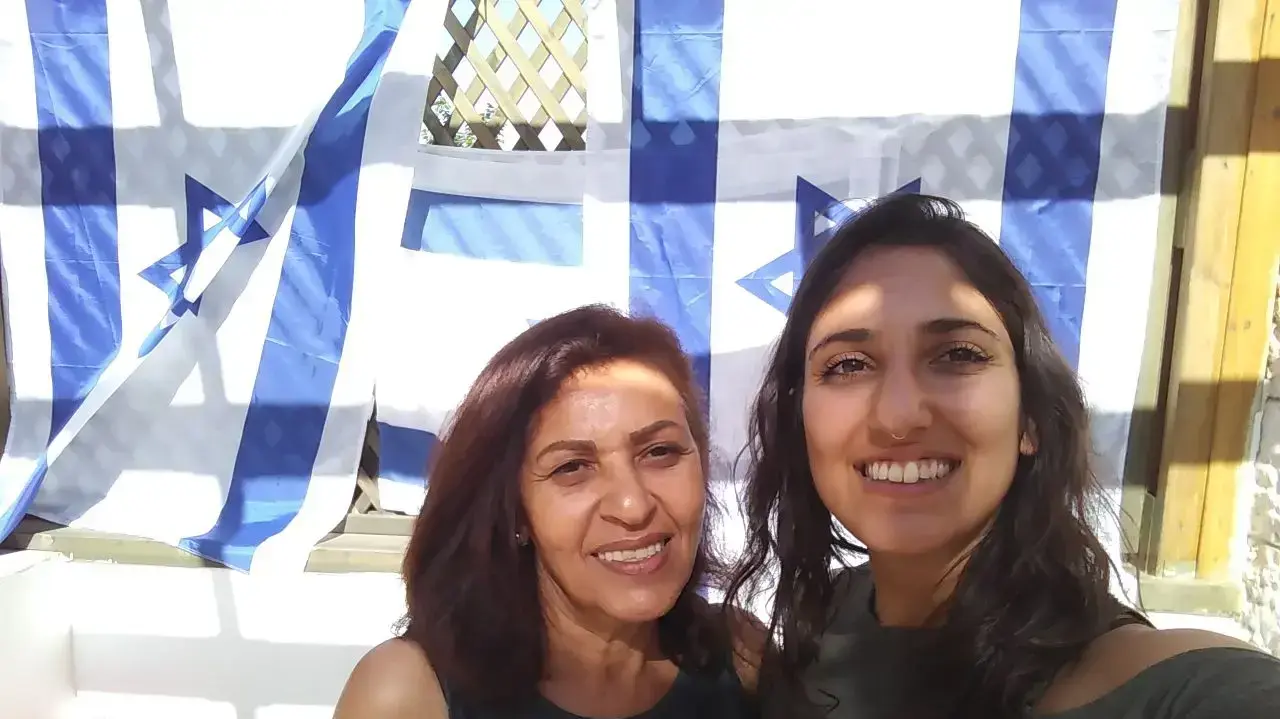 נעמה יששכר עם אמה יפה, עצורה במוסקבה בחשד להברחת סמים נעמה יששכר עם אמה יפה, עצורה במוסקבה בחשד להברחת סמים